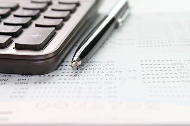 İş, finans, tasarruf para, yatırım, vergi ve muhasebe kavram: hesap makinesi ve kalem tasarruf hesabı hesap cüzdanı veya kopya ile mali tablolar üzerinde uzay hazır eklemek için veya yukarı alay