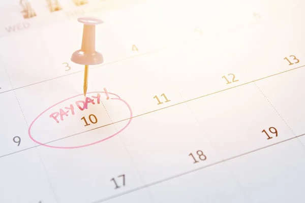 储蓄货币 工资或会计概念 蓝色的图钉在日历与粉红色的标记圈在字发薪日提醒 — 图库照片