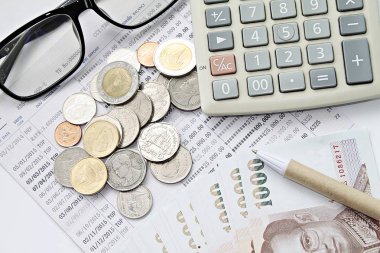 İşletme, finans planlaması, tasarruf, tasarruf, vergi veya muhasebe kavramı : Tasarruf hesabı defterinde veya mali tablolarda üst görünüm veya bozuk para, nakit para, hesap makinesi ve kalem