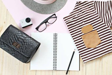 Moda, haftasonu, tatil veya seyahat kavramı: üstten görünüm veya düz genç kızlar için yatıyordu bayanın kıyafeti, tablo eklemek için hazır boş defter kağıt ve eylem kamera veya sahte kadar gündelik kıyafeti