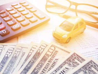 İş, finans, para veya araba kredi kavramı kaydetme: üstten görünüm veya düz yatıyordu minyatür araba modeli, Amerikan Doları nakit para, hesap makinesi ve Ofis Masası üzerinde hesap kitap ya da mali tablo kaydetme