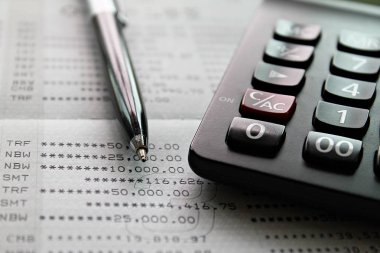 İş, finans, yatırım, muhasebe veya vergi kavramı: üstten görünüm veya düz koymak kalem tasarruf hesabı hesap cüzdanı veya mali tablo ve hesap makinesi