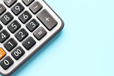 İş, finans, tasarruf para, yatırım, vergi ve muhasebe kavram: Top görünümü veya hesaplama kopya alanı eklemek için hazır ile mavi arka plan üzerinde yatıyordu veya sahte kadar düz