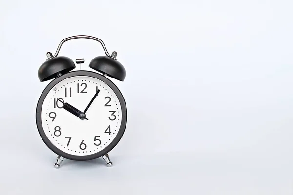 ビジネス期限や会議 夏時間時間管理概念 を追加する準備ができてコピー スペースで 白い背景の上のレトロな目覚まし時計を黒またはモックアップを作成 — ストック写真