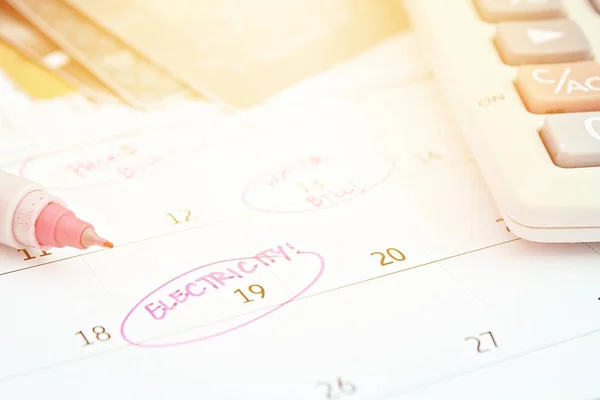 账单或会计概念 字电中带有粉红色标记圈的日历 — 图库照片