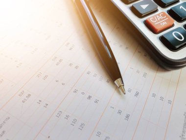 İşletme, finans, vergi, muhasebe, yatırım veya para planlama kavramları : Mali tablolarda hesap makinesi ve kalem