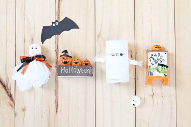 Cadılar Bayramı arkaplan konsepti: Cadılar Bayramı dekorasyonunun hayaletlerle dolu üst görünümü veya düz yatağı ve kopya alanı olan ahşap zemin üzerinde yarasa, eklemeye ya da taklit etmeye hazır