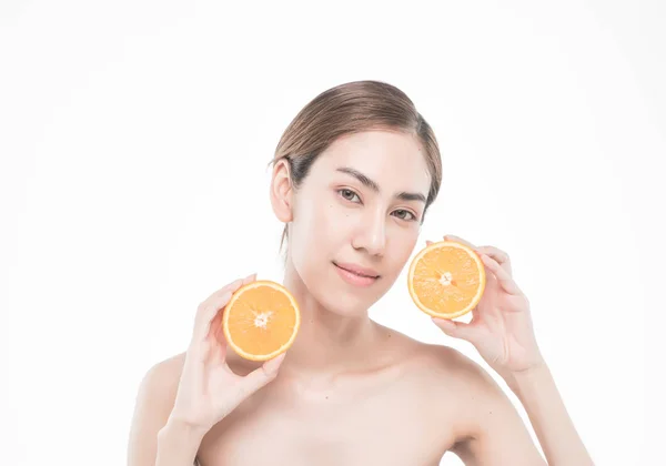 Joven Mujer Sosteniendo Jugosas Naranjas Ante Cara Concepto Alimentación Saludable — Foto de Stock