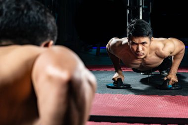 Asya insanlar tarafından destekli modern bir spor salonu yerde iş dışarı.