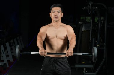 Kas Oluşturucu adam halter Modern bir fitness merkezi ile onun beden eğitimi