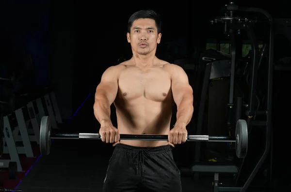 Gespierde Bouwer Man Opleiding Zijn Lichaam Met Barbell Modern Fitnesscentrum — Stockfoto