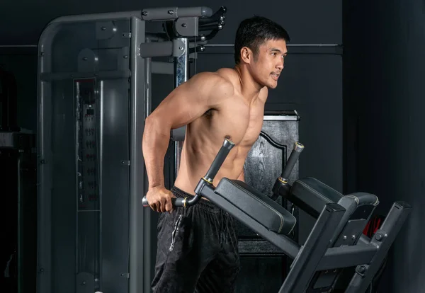 Paralel Çubuklar Üzerinde Yapıyor Spor Salonunda Egzersiz Kas Vücut Geliştiricisi — Stok fotoğraf