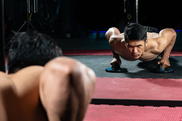 Asya insanlar tarafından destekli modern bir spor salonu yerde iş dışarı.