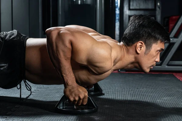 Los Asiáticos Ejercitan Empujando Suelo Gimnasio Moderno —  Fotos de Stock