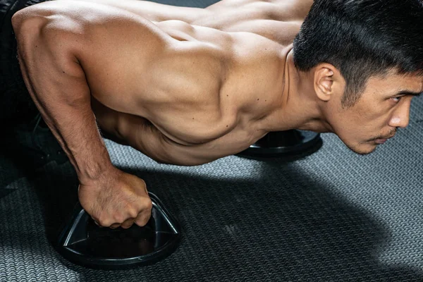 Los Asiáticos Ejercitan Empujando Suelo Gimnasio Moderno —  Fotos de Stock