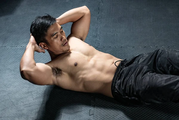 Gym Concept で筋肉ビルダー男腹筋スポーツ フィットネスまっただ中ににあった男 — ストック写真