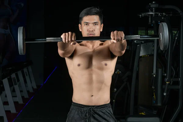 Construtor Muscular Homem Treinando Seu Corpo Com Barbell Moderno Centro — Fotografia de Stock