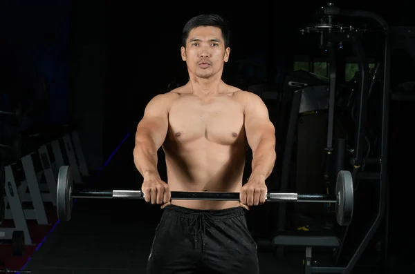 Muscular Hombre Constructor Entrenamiento Cuerpo Con Barra Pesas Gimnasio Moderno —  Fotos de Stock