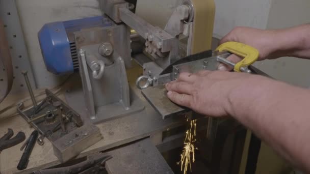 Craftsman sharpening knife blade on professional grinder lathe in workshop — Stock Footage Craftsman sharpening knife blade on professional grinder lathe in workshop Stock Footage