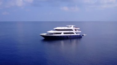 Mavi yeşil lagün ve beyaz kum arka planının yanındaki cennet gibi plajların insansız hava aracı deniz manzarası.