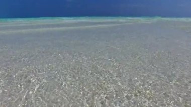 Lüks sahil şeridinin hava manzarası. Beyaz kum arka planlı mavi deniz kıyısında.