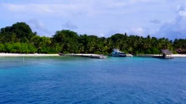 Sakin göl kıyısında temiz arka planda mavi deniz kenarında hava manzaralı bir tatil.