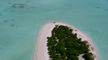 Lüks turist plaj yolculuğunun insansız hava yolculuğu. Mavi su ve temiz kum arka planı.