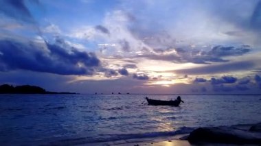 Su mavisi okyanusun temiz arka planına sahip egzotik körfez sahil tatilinin hava aracı turizmi