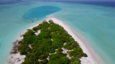 Mavi deniz ve beyaz kumlu arkaplan manzaralı cennet sahili tatil manzarası