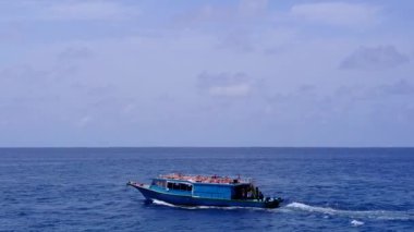 Mavi lagün ve beyaz kum arka planında sakin deniz kıyısı turizmi.
