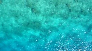 Mavi okyanus kıyısındaki tropikal tatil köyü yaşam tarzının ve temiz kum arka planının hava aracı soyutlaması.