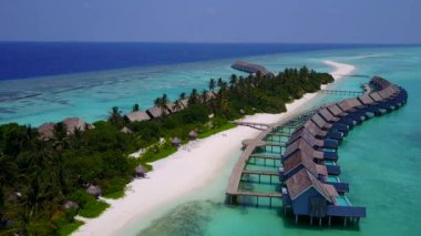 Turkuaz su ve beyaz kum arka planıyla sakin turistik sahil yaban hayatının insansız hava aracı gökyüzü