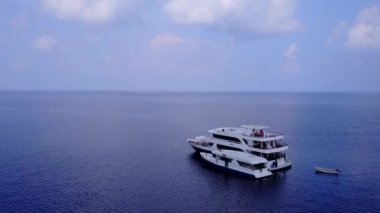 Mavi okyanus ve beyaz kumlu arka planda deniz kıyısı yaşam tarzının gökyüzü