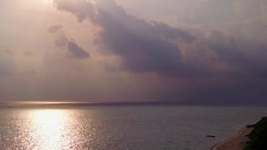 Deniz adası sahil tatilinin insansız hava aracı manzarası. Su mavi denizi ve beyaz kum arka planı.