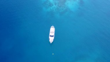 Turkuaz lagün ve beyaz kumlu arka planda sahil gezisinin deniz drone 'u.
