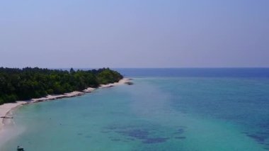 Gökyüzü insansız hava aracı. Gökyüzü turistik plaj seyahati. Mavi su ve beyaz kum arka planı.