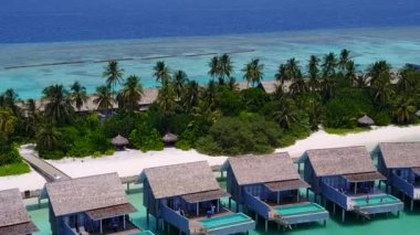 Beyaz kum arka planlı şeffaf okyanus tarafından lüks turist plajı yaşam tarzının hava aracı panoraması