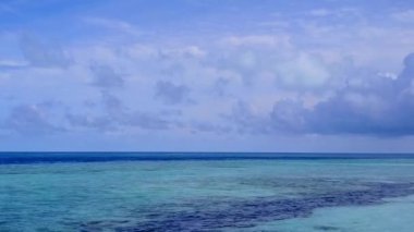 Beyaz kum arka planlı sığ bir lagünün deniz yolculuğunun insansız hava aracı doğası.