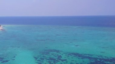 Şeffaf su ve beyaz kumlu arka planla sakin sahil sahili maceralarının hava aracı turizmi