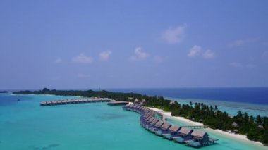 Mükemmel deniz kıyısı manzarası, temiz kum arka planlı mavi deniz kıyısında tatil.