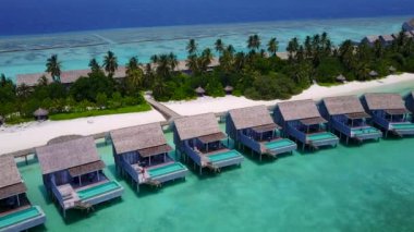 Tropikal deniz manzaralı hava manzarası. Beyaz kum arka planlı sığ okyanus manzarası.