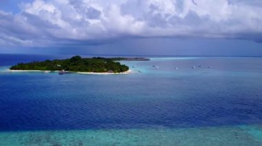 Mavi yeşil lagün ve beyaz kumlu arka planda lüks turist plajı yaşam tarzının insansız hava aracı yolculuğu