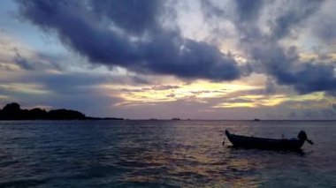 Cennet gibi kumsalların drone gökyüzü, beyaz kum arka planıyla mavi sulardan kırılıyor.