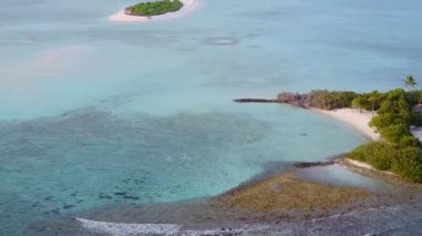 Şeffaf deniz ve beyaz kum arka planıyla lüks lagün sahil yaban hayatının hava aracı turizmi