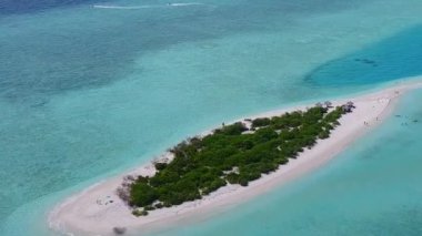 Turkuaz denizin beyaz kumlu arka planına sahip güzel sahil kıyısı yaşam tarzının hava turizmi