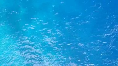 Beyaz kumlu arka planda şeffaf su kenarında mükemmel tatil yeri olan hava aracı deniz manzarası
