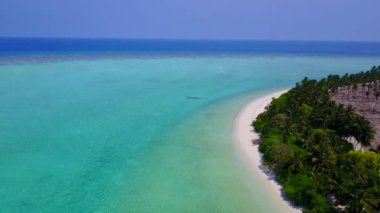 Mükemmel tatil beldesi sahil tatilinin Drone doğası. Mavi deniz kenarında, beyaz kum arka planda.