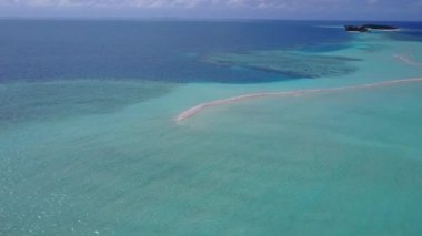Güzel turistik plajların hava yolculuğu mavi deniz ve beyaz kumlu arka plandan kopuyor.