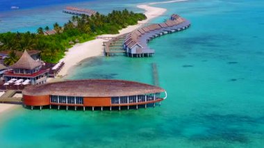 İnsansız hava aracı turizmi. Sahil şeridi turizmi. Mavi deniz kenarında, beyaz kum arka planda.