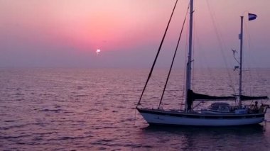 Pürüzsüz deniz manzaralı deniz manzaralı İHA manzarası. Temiz lagün ve beyaz kum arka planlı sahil yolculuğu.